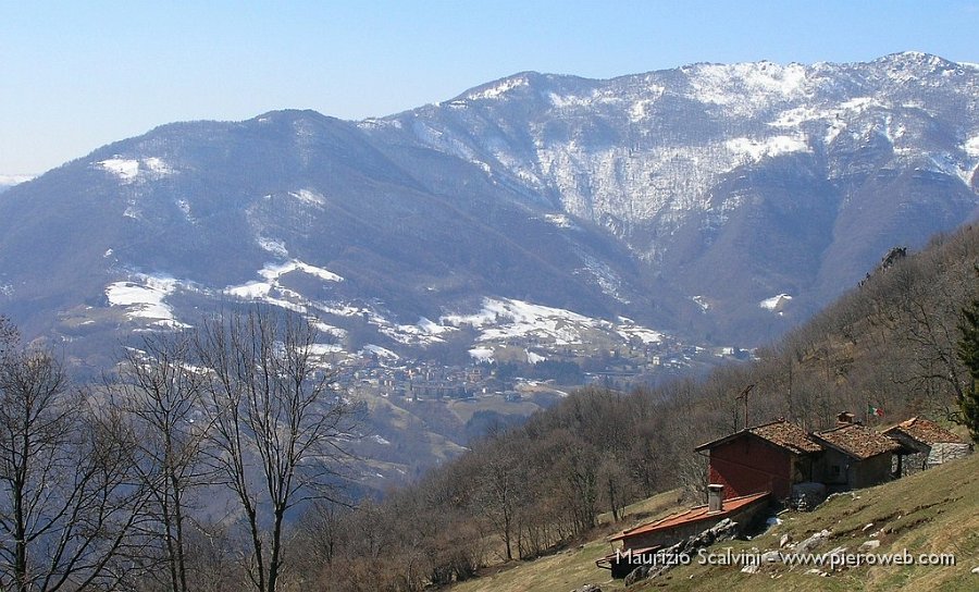 26 Baita Presanella e sullo sfondo i Canti col paese di Peghera.JPG